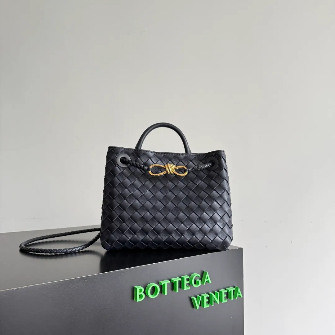 The 2023 new Andiamo batch of 1860 BV has been shipped‼ ️Really popular🔥The new Andiamo woven handbag launched by Bottega Veneta this season is really popular all over the world! ! Celebrities at home and abroad have worn it, and Oscar-winning actress Michelle Yeoh has taken it out on the street. Song Jia, Trai Yara, Yu Feihong, Sanji Ayaka, Rosie Hunting-Whiteley, Yoshioka Riho, etc. have all picked up this bag. It is classic and versatile, showing off its temperament, and the bag capacity is also large, which is very convenient for daily commuting! ! A variety of carrying methods, the shoulder straps can be adjusted by yourself, the original lambskin feels soft and delicate, and the unisex style breaks gender boundaries and brings a more practical and longer-lasting use experience. Andiamo, which has both elegant and casual styles, perfectly interprets the true appearance of "fashionable old money style". Style number: 743568 Size: 25*22*10.5cm